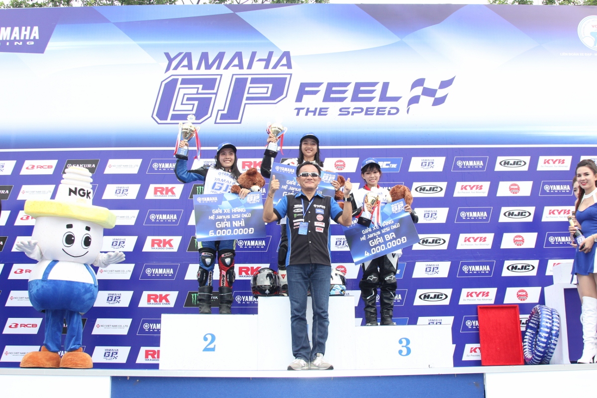 Con gái "cướp" hết "cup" giải đua Yamaha MotoGP Bình Dương